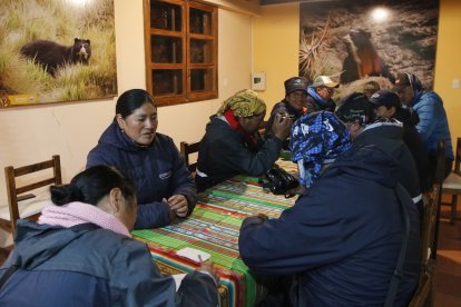 La mujer mientras desayuna con sus compañeros, momentos antes de 
una capacitación.