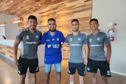Mauro Eleazar llegó para tomarse fotos con la plantilla de Emelec.