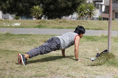 Alejandro ya no sale a realizar ejercicios cuando la zona está oscura. Espera la claridad.