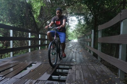 Los huecos en los puentes de madera dificultan el trayecto hacia Guayaquil.
