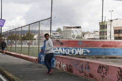 En parques y paredes del sector se observan textos escritos por delincuentes.