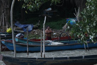 Comuneros aprovechan para bañarse en el río debido a la falta de agua potable en las viviendas.