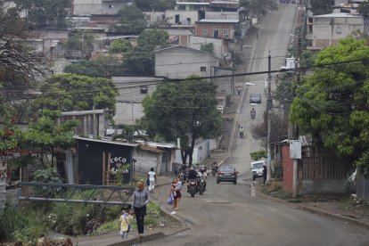 La presencia de  motorizados aterra a los padres de los alumnos. Ellos llevan a sus hijos a clases con temor.