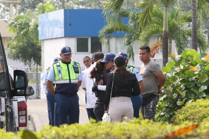 Familiares y amigos del agente estaban ayer por la mañana fuera de la morgue policial.