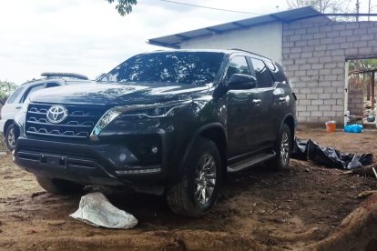 Varios carros de alta gama y ganado de raza fueron hallados en el sitio.