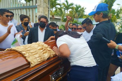 Los parientes lloraban a su ser querido sobre el féretro.