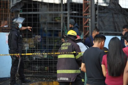 Miembros del Cuerpo de Bomberos y de la Policía llegaron al sitio de la emergencia.