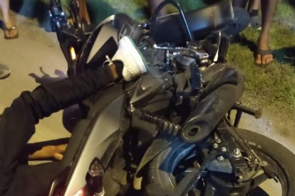 La Policía indaga a quién le pertenecería la moto encontrada en la escena.