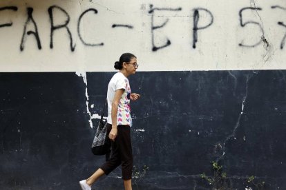 En las paredes de viviendas de Puerto Nariño se evidencia la presencia de disidencia de las FARC.