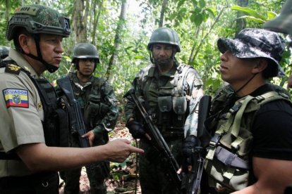Policías y militares de Ecuador y Colombia coordinan acciones contra grupos criminales en ambos lados de la frontera.