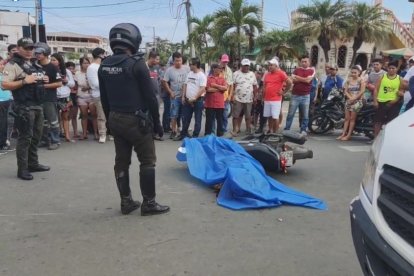 Mayra Alejandra Velasteguí Jusca se viró con  su moto    y en el  suelo fue rematada.