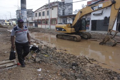 Una 'piscina' se había formado en la calle Argentina en los primeros días de lluvia en la ciudad.
