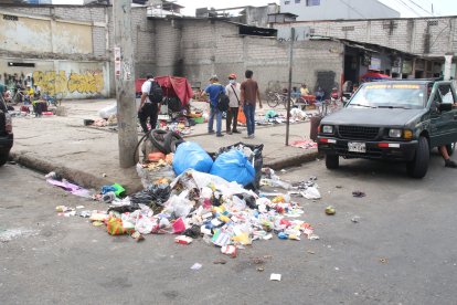 A una cuadra del hospital, los comerciantes ‘conviven’ con la basura acumulada.