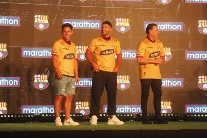 Matías Oyola, Kun Aguero y Carlos Moreno en la presentación de la camiseta.