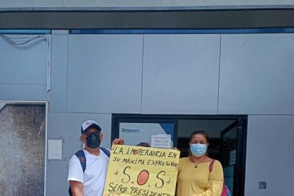 Varias personas hicieron un plantón en el exterior de la Gobernación de Santa Elena.