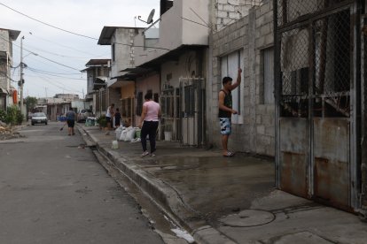 En el lugar donde fue asesinado el policía Alfredo Jaya, ayer moradores limpiaban las huellas de sangre.