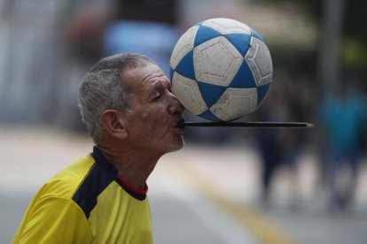El ecuatoriano Manuel Loor tiene 68 años, es conocido como 