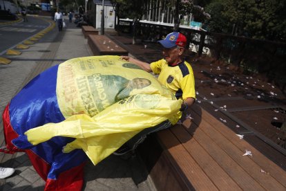 No le duele ni un centímetro de su cuerpo a la hora de lanzar una piedra de seis kilos en forma de balón, elevarla hacia lo más alto del cielo y recibirla como si se tratara de una pluma detrás de su cuello.