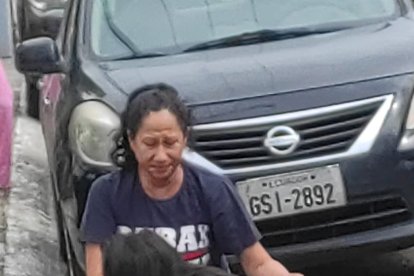 Familiares de una de las víctimas llora al constatar que su pariente había fallecido.
