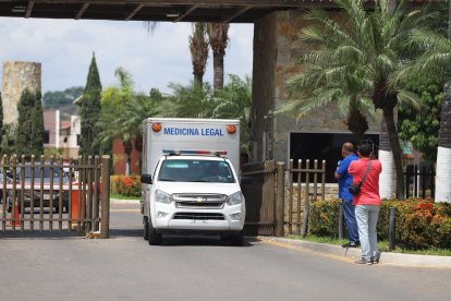 El el vehículo de Medicina Legal fueron embarcados los cadáveres de los cuatro hombres asesinados.