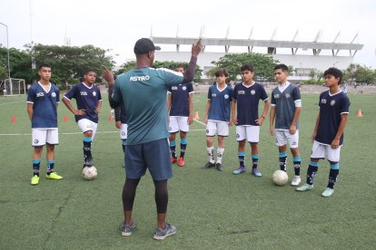 Los clubes dan una formación integral a los futbolistas en busca que lleguen al primer equipo.