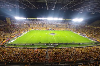 La Noche Amarillo con estadio lleno.