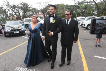 El novio llegó al santuario acompañado de sus padres