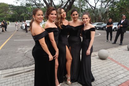 Las damas de honor, entre ellas Samantha Grey y Scarlett Córdova, vistieron totalmente de negro, aunque la boda fue en la tarde