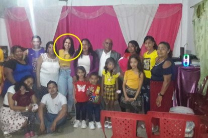 Ámbar (círculo) con sus hermanos de la iglesia, su nueva familia, ellos la ayudan a crecer en los caminos de Dios.