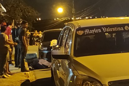 El cadáver de Edisson Farfán quedó al lado de los neumáticos de un vehículo. La Policía comentó que este, aparentemente, sería de su propiedad.