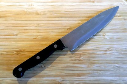 Un cuchillo fue hallado junto al cadáver.