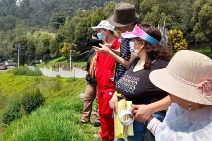 Varios vecinos de La Comuna hicieron una caminata, tomados de la mano, ‘Por la Vida y el Medio Ambiente’.