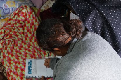 La hija de Mariana usa la misma cama para hacer tareas.