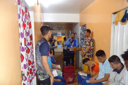 En los pabellones de El Inca se adecua el púlpito, un parlante y se oye la palabra de Dios.