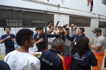 Los pastores regalan biblias a los internos para que se encaminen por el bien.