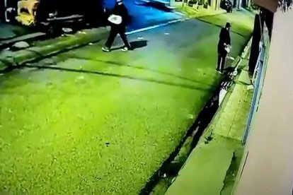 Cámaras de seguridad captaron a los dos hombres dejando las hojas en las viviendas de este sector porteño.