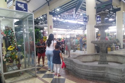 Comerciantes están contentos que la pileta esté cercada, porque desde allí, sentados, podrían estudiarlos.