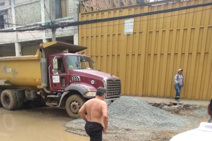 Este puente improvisado en la calle 19 sirve para 'medio' cruzar de un lado al otro.