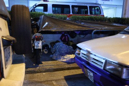 Muchas familias se quedan dormidas en las aceras de la calle, intentando cubrirse del frío con 'cambuches' improvisados.