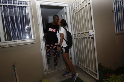 Un beso de su esposo para que le vaya bien en  sus entrenamientos.