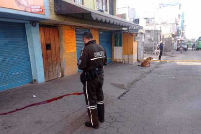 Los agentes policiales están tras la pista de los responsables de los crímenes.