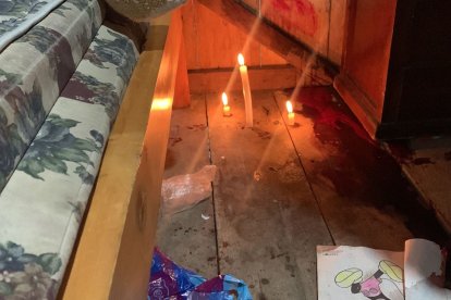 Los parientes pusieron velas en el sitio del crimen, en honor a sus seres queridos.