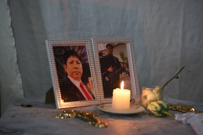 Las fotos de padre e hijo forman parte de un pequeño altar donde se los recuerda con nostalgia.