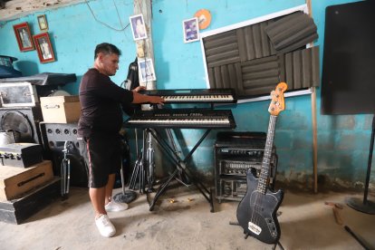 Washington Eusebio  muestra los  instrumentos musicales usados por sus familiares. Los guarda en el cuarto de ensayo.