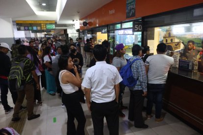 Ciudadanos de Guayaquil buscan boletos hacia otras localidades.