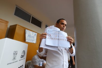 Pedro Pablo Duart, candidato a la Alcaldía de Guayaquil, fue a votar con su novia y mascota.