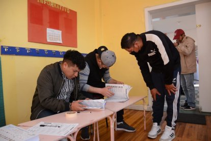 Votantes desayunan en la fila antes de ejercer su derecho al voto.