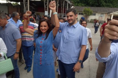 Álvarez posó junto a la candidata a prefecta del Guayas, Marcela Aguiñaga.