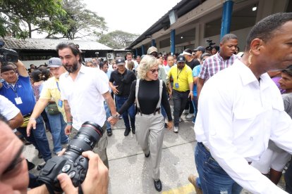 Llegó acompañada de varios de sus candidatos a concejales. Ánimo a que los ciudadanos salgan a sufragar.