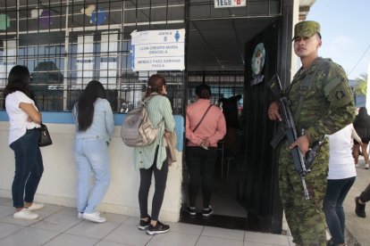 Policías y militares resguardan los recintos electorales para evitar incidentes.